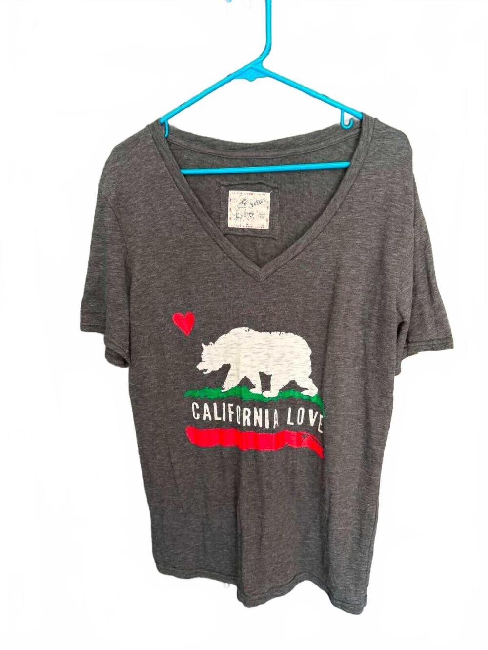 California Love Gray V-Neck T-Shirt with Bear Graphic 2X